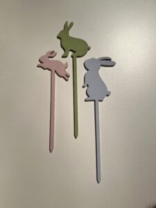 Der Stecker „Osterhasen“ hat eine Gesamthöhe von ca. 20cm
