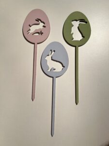 Der Stecker „Ostereier mit Hasen“ hat eine Gesamthöhe von ca. 20cm