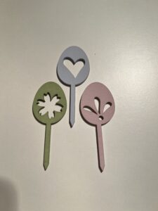 Der Stecker „Ostereier mit Pflanzen“ hat eine Gesamthöhe von ca. 9cm