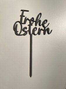 Der Schriftzug „Frohe Ostern“  hat eine Gesamthöhe von ca. 20cm